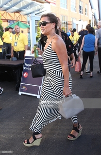 Vanessa Williams feet photo thumbnail