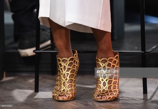 Vanessa Williams feet photo thumbnail