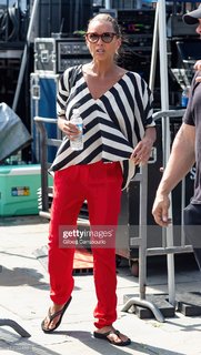 Vanessa Williams feet photo thumbnail