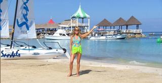 Vanna White feet photo thumbnail