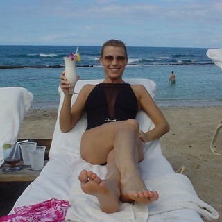 Vanna White feet photo thumbnail