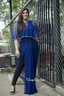 Varalaxmi Sarathkumar feet photo 16