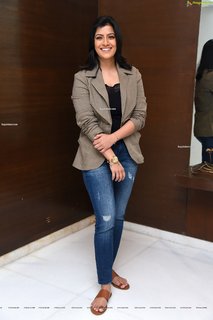 Varalaxmi Sarathkumar feet photo 11