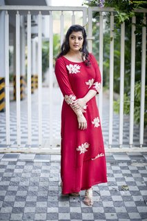 Varalaxmi Sarathkumar feet photo 16