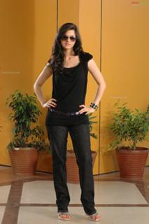 Vedhika feet photo thumbnail