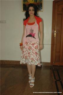 Vedhika feet photo thumbnail