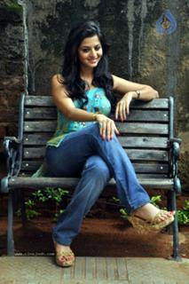Vedhika feet photo thumbnail