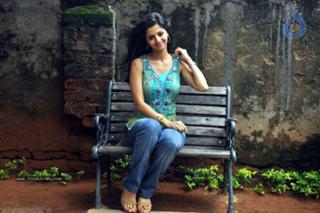 Vedhika feet photo thumbnail