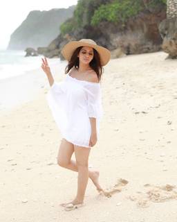 Vedhika feet photo thumbnail