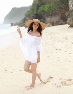 Vedhika feet photo thumbnail