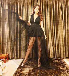 Vedhika feet photo thumbnail