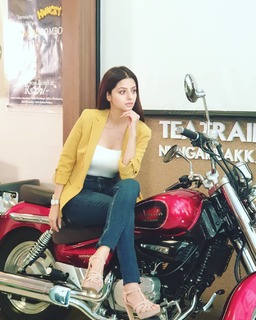 Vedhika feet photo thumbnail