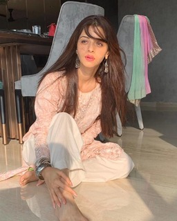 Vedhika feet photo thumbnail