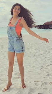 Vedhika feet photo thumbnail