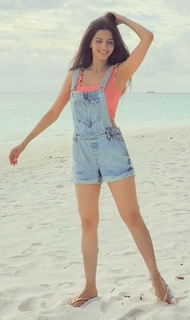 Vedhika feet photo thumbnail