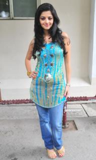 Vedhika feet photo thumbnail