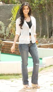 Vedhika feet photo thumbnail