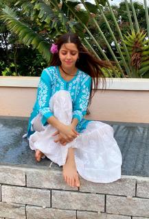 Vedhika feet photo thumbnail