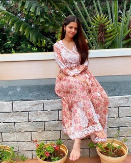 Vedhika feet photo thumbnail