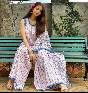 Vedhika feet photo thumbnail