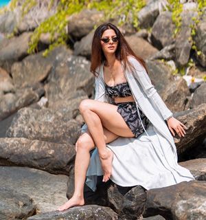 Vedhika feet photo thumbnail