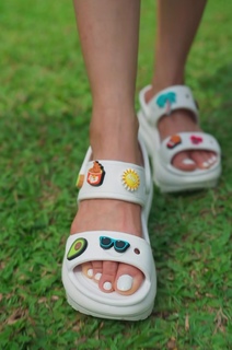 Vedhika feet photo thumbnail