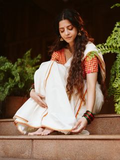 Vedhika feet photo 3