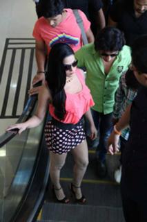 Veena Malik feet photo thumbnail