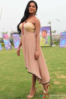 Veena Malik feet photo thumbnail
