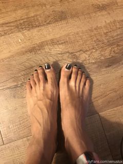 Venus Lux feet photo 5
