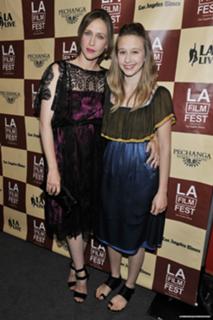 Vera Farmiga feet photo thumbnail