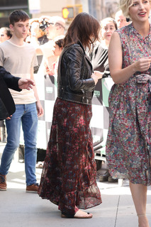 Vera Farmiga feet photo thumbnail