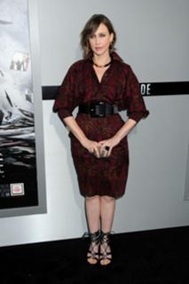 Vera Farmiga feet photo thumbnail