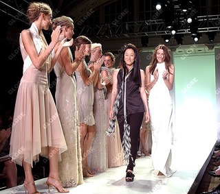 Vera Wang feet photo 3