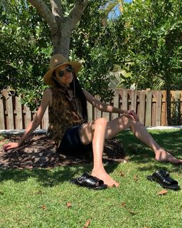 Vera Wang feet photo 4