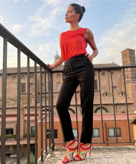Veronica Gentili feet photo thumbnail
