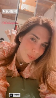 Veronica Maya feet photo thumbnail