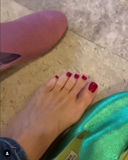 Veronica Maya feet photo thumbnail
