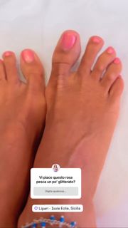 Veronica Maya feet photo thumbnail