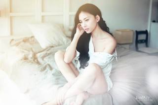 Veronica Ngo feet photo 2