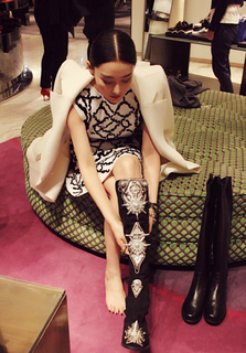 Viann Zhang feet photo 2