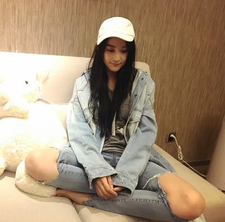 Viann Zhang feet photo 1