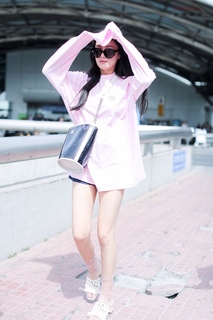 Viann Zhang feet photo 3