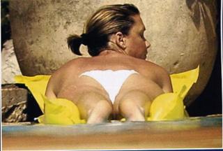 Victoria Beckham feet photo thumbnail