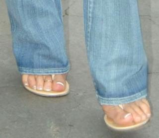 Victoria Beckham feet photo thumbnail