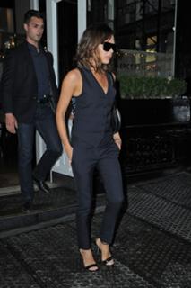 Victoria Beckham feet photo thumbnail