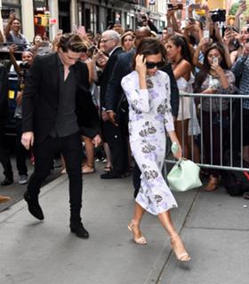 Victoria Beckham feet photo thumbnail