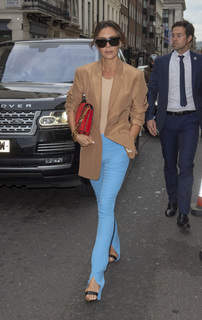 Victoria Beckham feet photo thumbnail