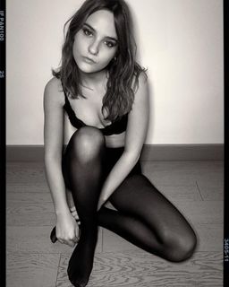 Victoria De Angelis feet photo thumbnail