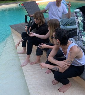 Victoria De Angelis feet photo thumbnail